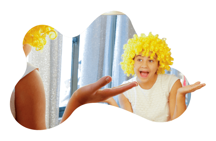 Garota com peruca amarela